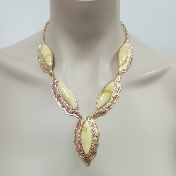 Jewelry - NWT Cream/Gold Necklace Set Jewelry - NWT Cream/Gold Necklace Set